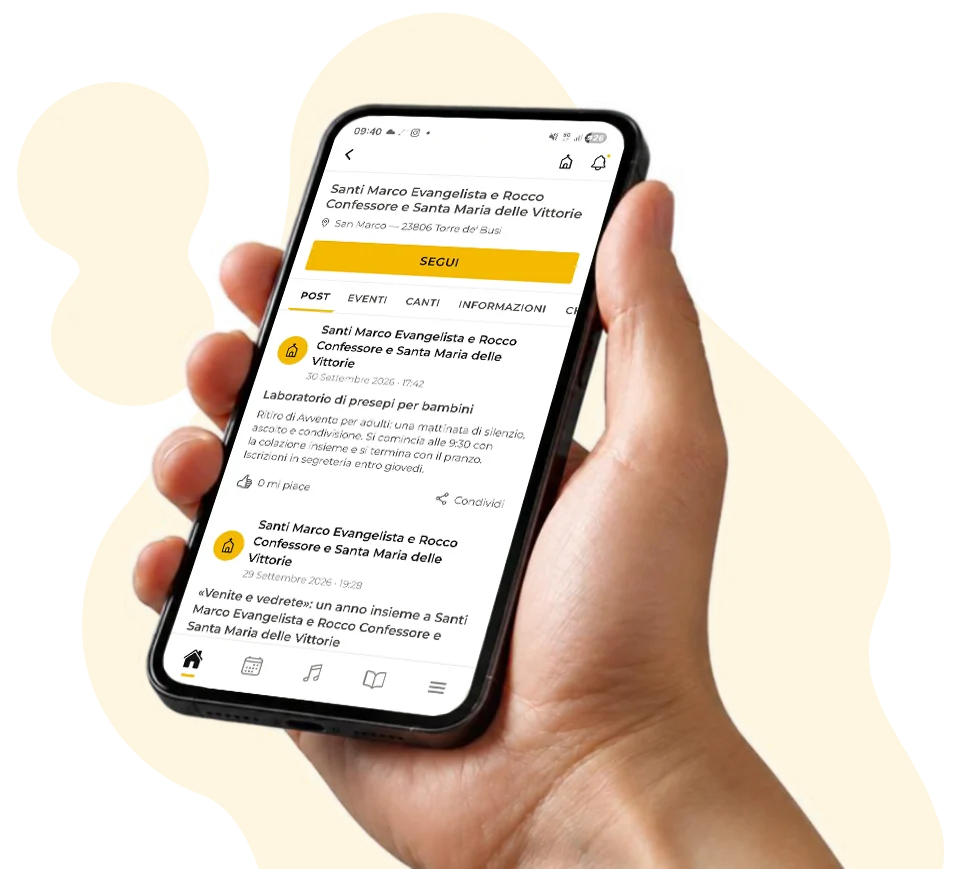 Mano che tiene uno smartphone con l'app TiLodo aperta sulla bacheca della parrocchia